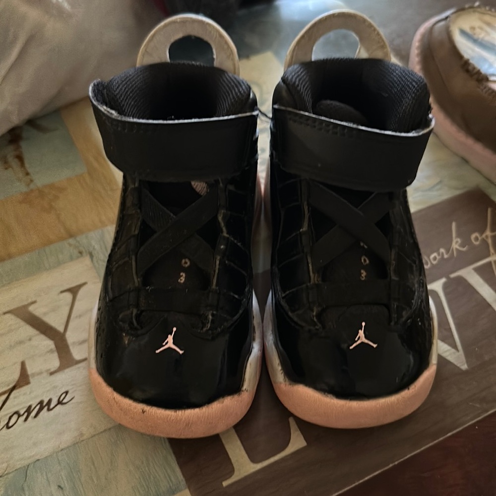 Jordan shoes for little girl sizes 5 they are black and pink